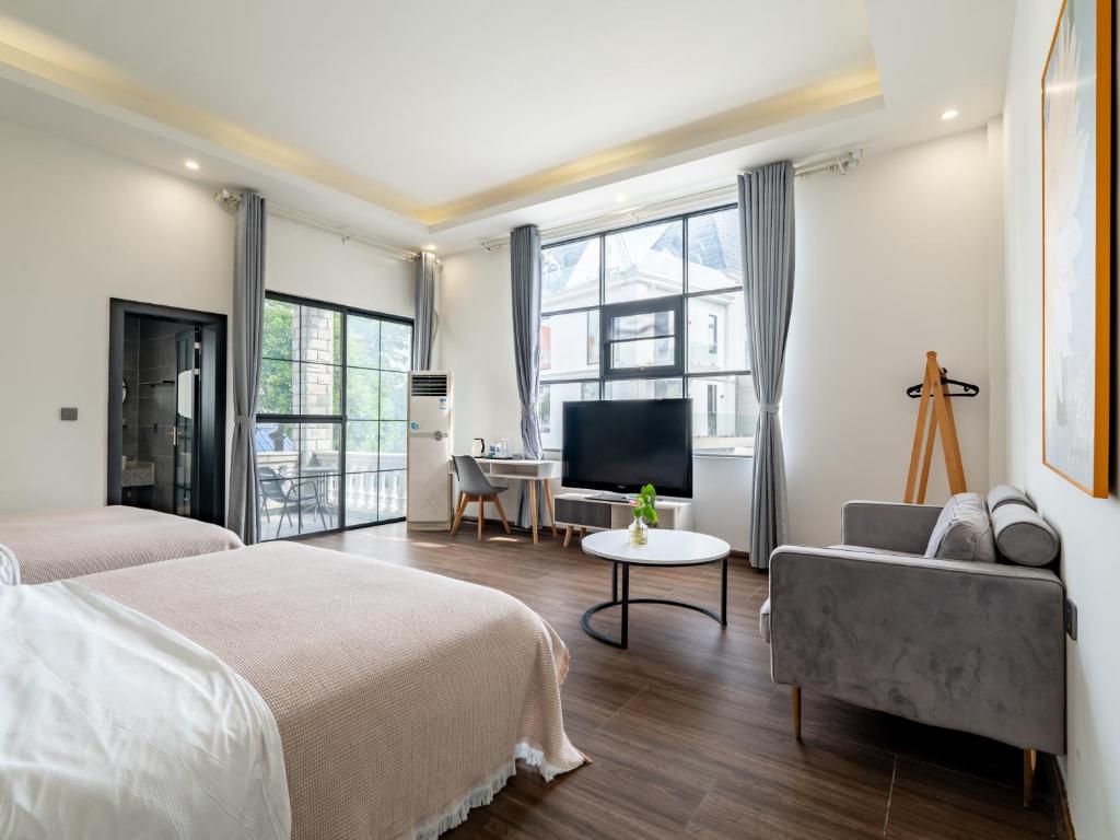 Postel nebo postele na pokoji v ubytování Beihai Silver Beach Yintai Time Seaview Villa Hotel