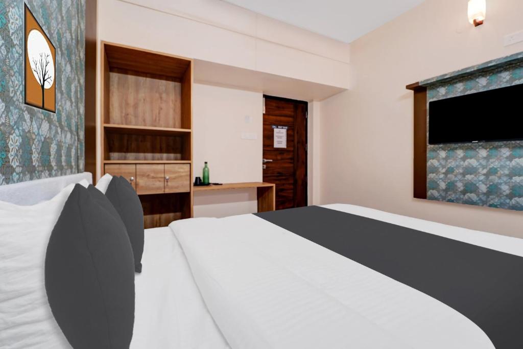 Postel nebo postele na pokoji v ubytování Super Hotel O Vilankurichi