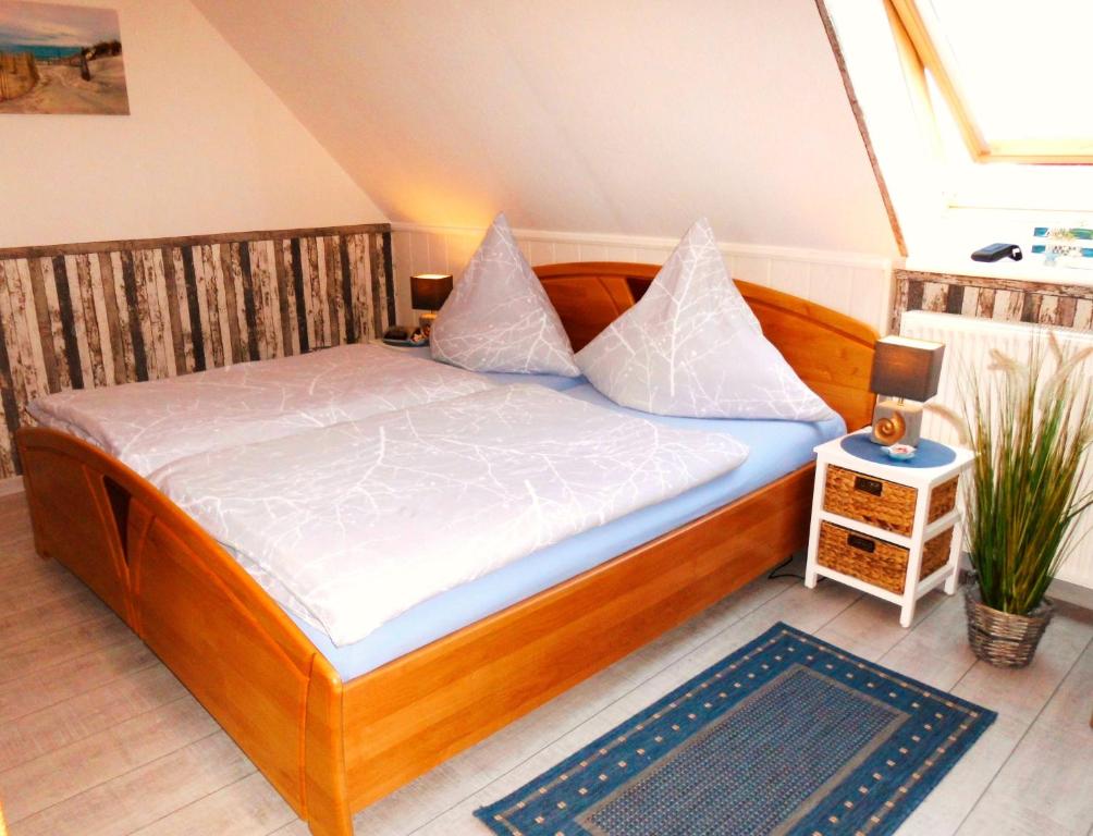 Postel nebo postele na pokoji v ubytování " HAUS ROSI " - Reihenhaus 2 - Strandnah - Ruhig - WLAN - Parkplatz - Grillplatz -Waschmaschine -
