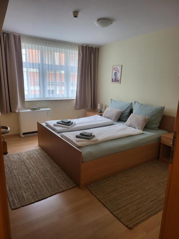 Postel nebo postele na pokoji v ubytování HOTEL RITTERS WEINSTUBEN kaffe restoran MERSEBURG