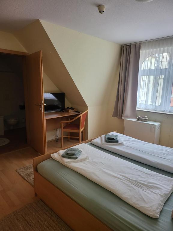 Postel nebo postele na pokoji v ubytování HOTEL RITTERS WEINSTUBEN kaffe restoran MERSEBURG