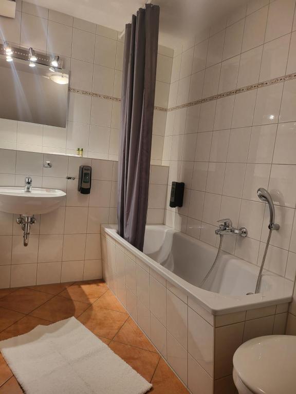 Koupelna v ubytování HOTEL RITTERS WEINSTUBEN kaffe restoran MERSEBURG