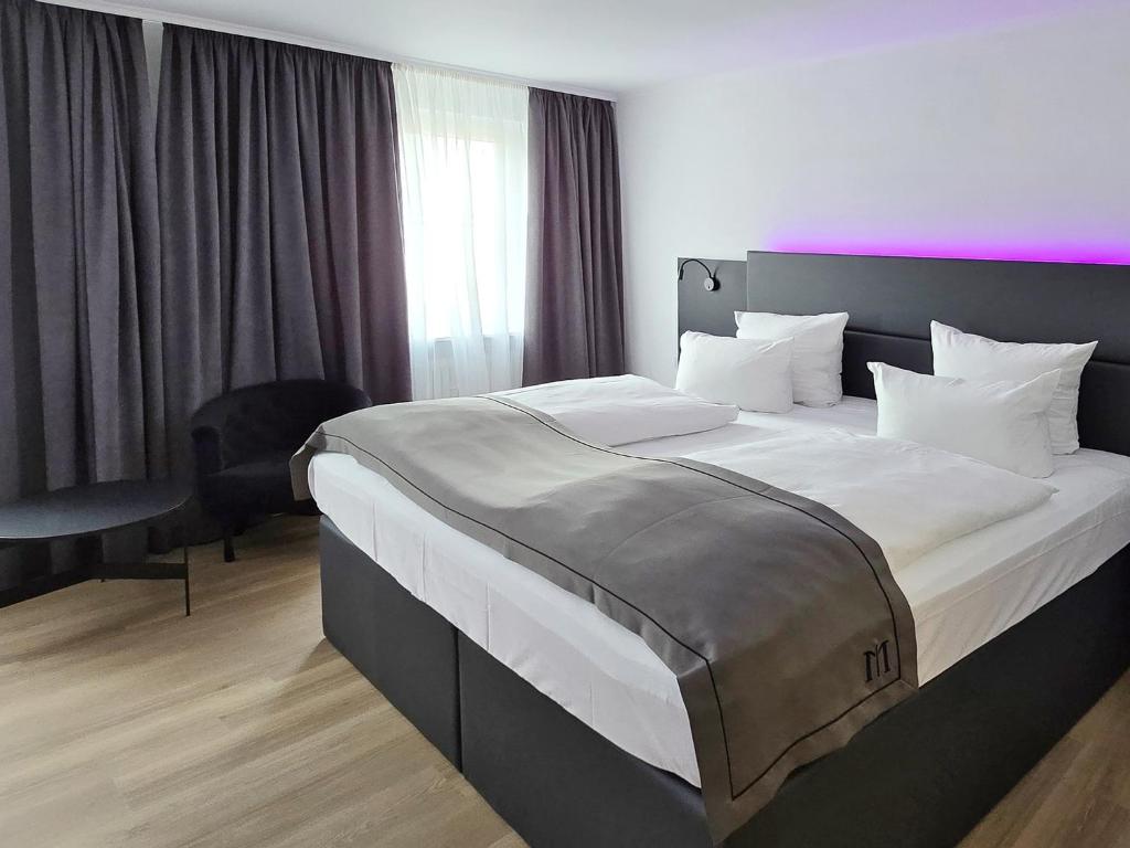 Postel nebo postele na pokoji v ubytování DORMERO Hotel Coburg