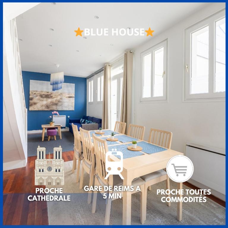 une salle à manger avec une maison bleue dotée d'une table et de chaises dans l'établissement Blue House - Parking - Centre ville, à Reims