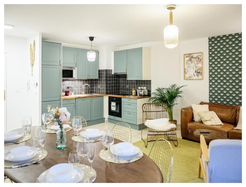une cuisine et un salon avec une table et des chaises dans l'établissement Confortable 3P avec terrasse, proche Disney et Paris, à Montévrain