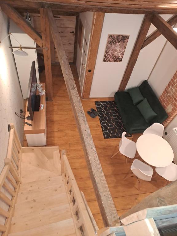vistas panorámicas a una sala de estar con mesa y sillas en Poddasze Stare Miasto, en Olsztyn