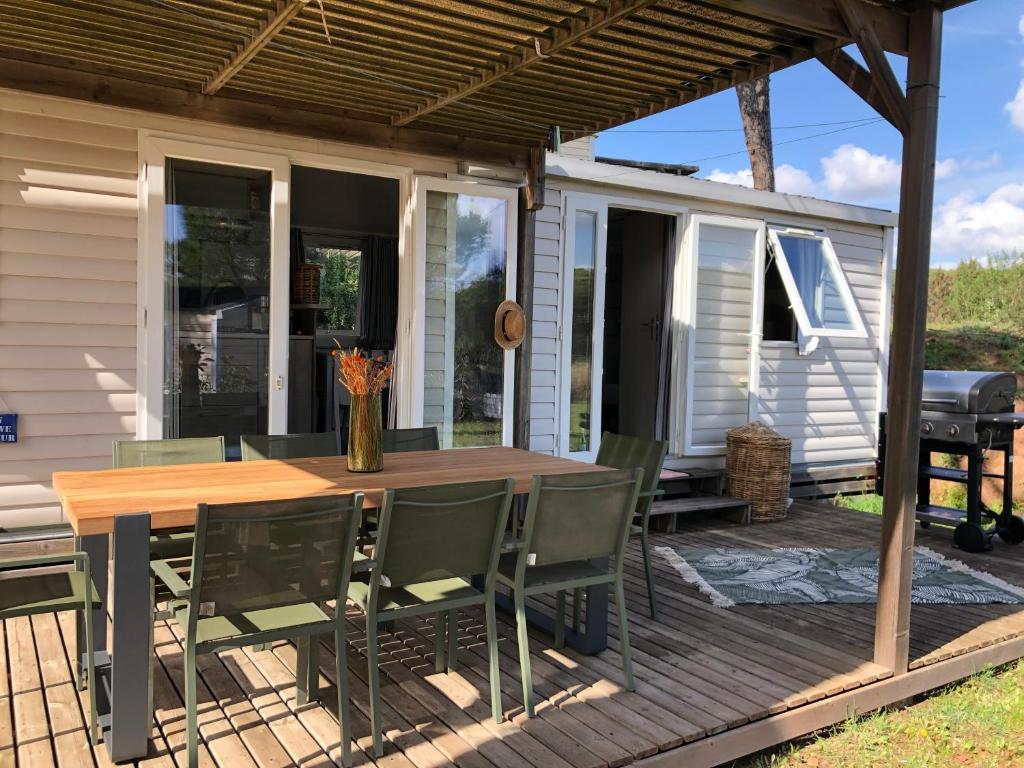 un patio avec une table et des chaises sur une terrasse dans l'établissement L' Escapade, au Muy