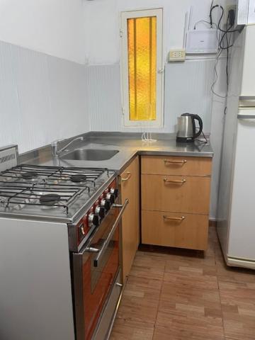 パラナにあるDepto Jose Hernandez tres dormitoriosのコンロとシンクのあるキッチン