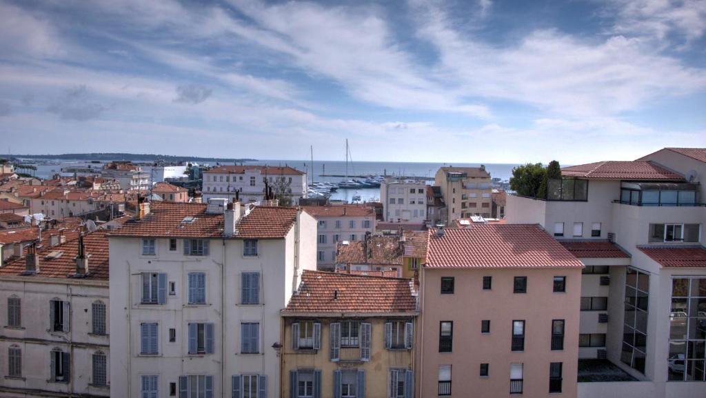a view of a city with buildings and the ocean at 3 pièces 4 étoiles Vue Mer Parking Fibre 500m Palais Festivals in Cannes