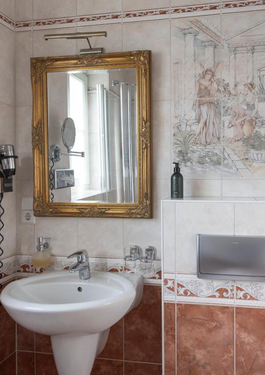 THE GATE GARDEN Hotel - 17