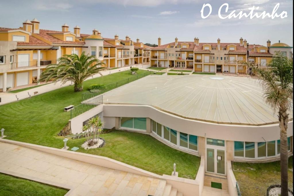 Vue aérienne d'un bâtiment avec une cour intérieure dans l'établissement O Cantinho na Pedra do Ouro, à Pataias