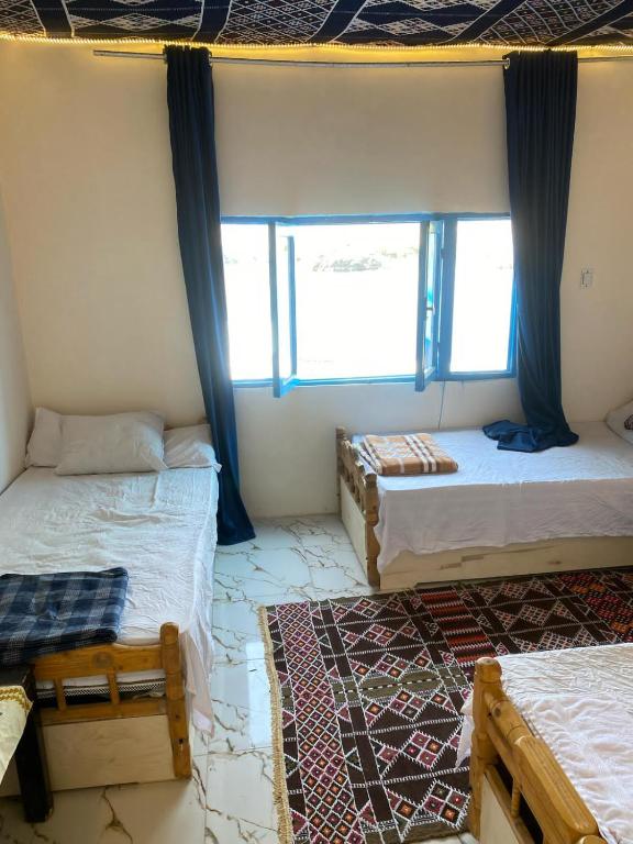 Postel nebo postele na pokoji v ubytování hooly nubian