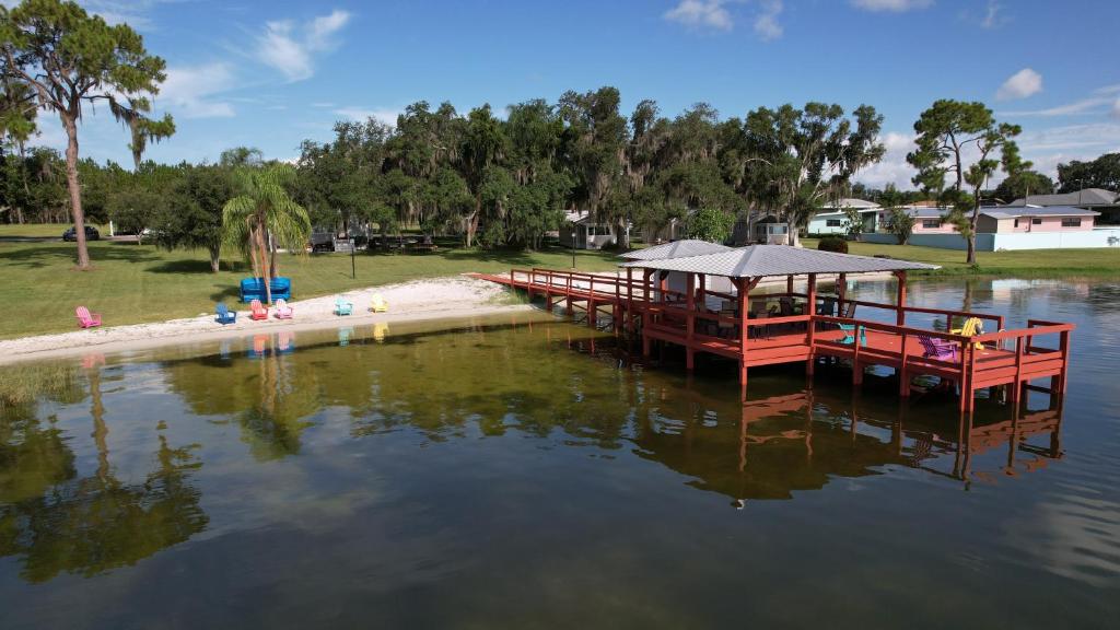 een dok in het water naast een strand bij Lakeside Cottages in Lake Placid