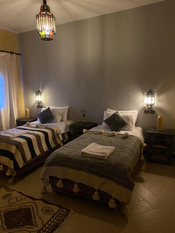 Postel nebo postele na pokoji v ubytování Kasbah Erg Chebbi