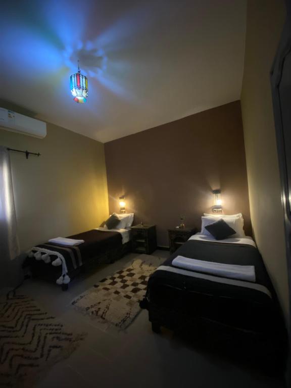 Postel nebo postele na pokoji v ubytování Kasbah Erg Chebbi