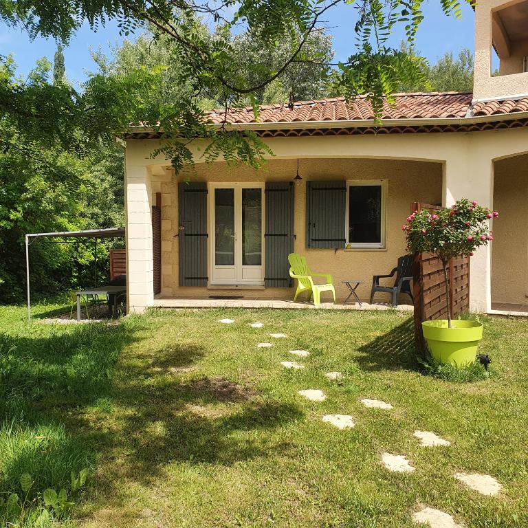 Cette petite maison dispose d'une terrasse et d'une cour. dans l'établissement Gîtes O bois Marin, à Bouchet