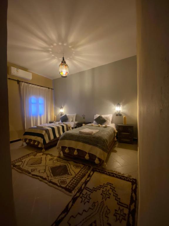 Postel nebo postele na pokoji v ubytování Kasbah Erg Chebbi