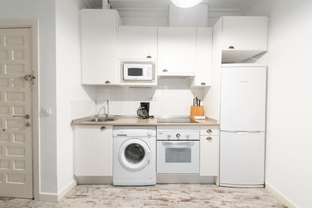 Kuchyň nebo kuchyňský kout v ubytování Apartamentos Day Madrid PLAZA DE ESPAÑA Centro Gran Via Sol Malasaña