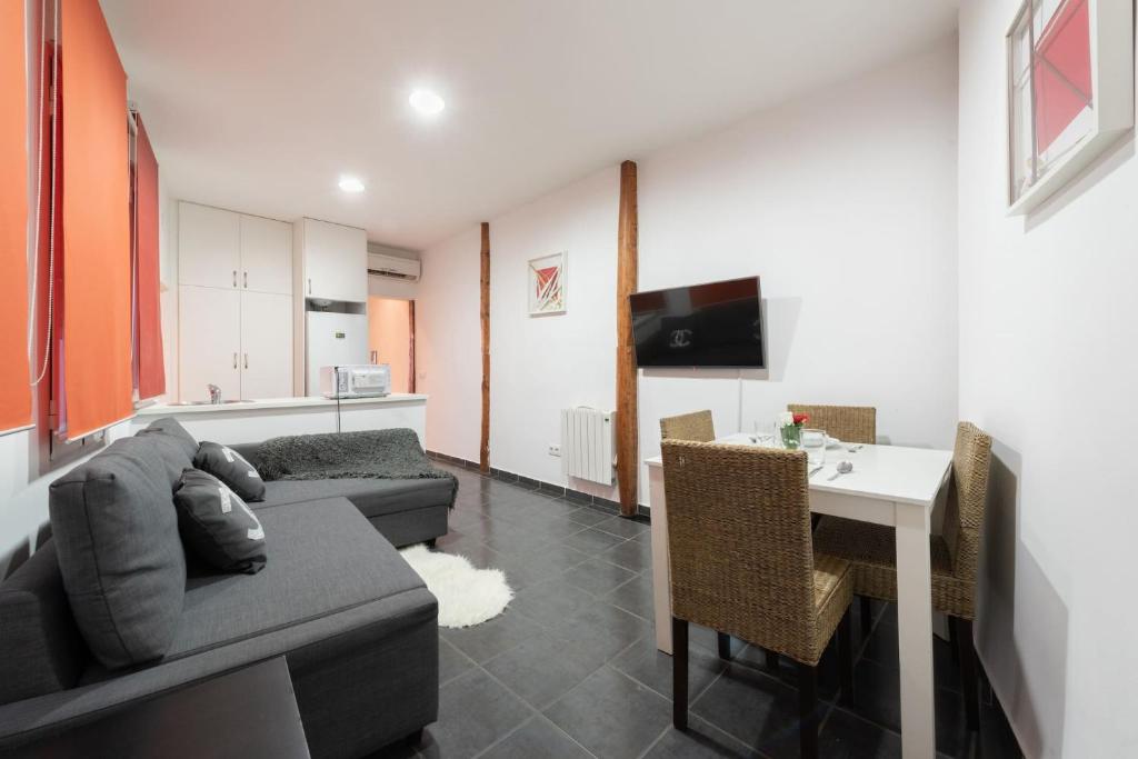 TV a/nebo společenská místnost v ubytování Apartamentos Day Madrid PLAZA DE ESPAÑA Centro Gran Via Sol Malasaña