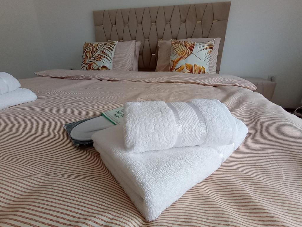 Giường trong phòng chung tại La Maia Acasă - Loftul urban