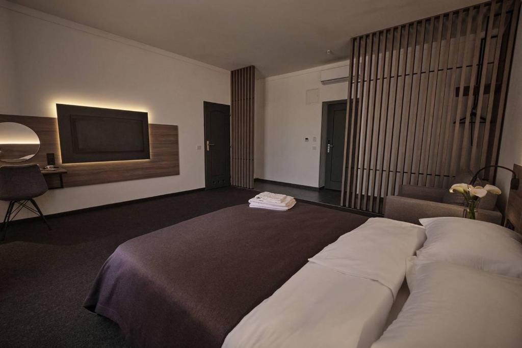 Postel nebo postele na pokoji v ubytování UNGVARSKIY Thermal Hotel