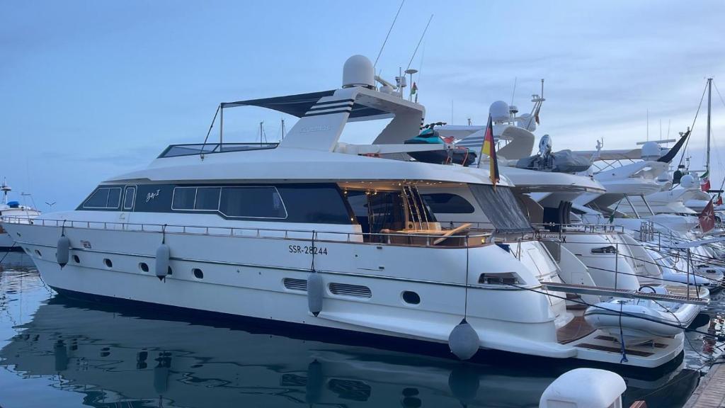 サレルノにあるImbarcazione Luxury CANADOS 86 FLYの白いヨットが水中に停泊