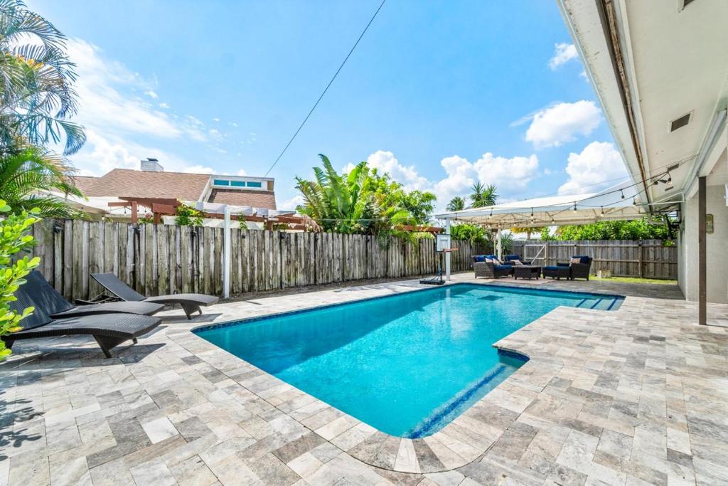 Πισίνα στο ή κοντά στο Bright and Comfy 5 Star Location with a Heated Pool