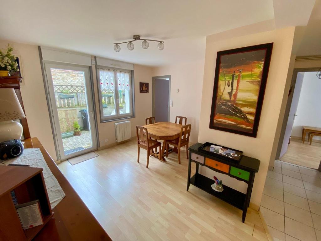 un salon avec une table et une salle à manger dans l'établissement La petite Garzette - Appartement Jardin Centre Ville Concarneau, à Concarneau