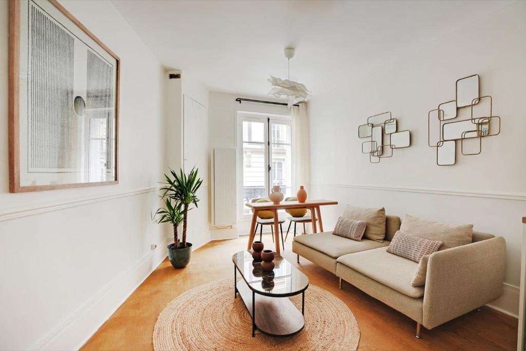 un salon avec un canapé et une table dans l'établissement 2 pièces au coeur de Montmartre - proche Sacré Coeur, à Paris