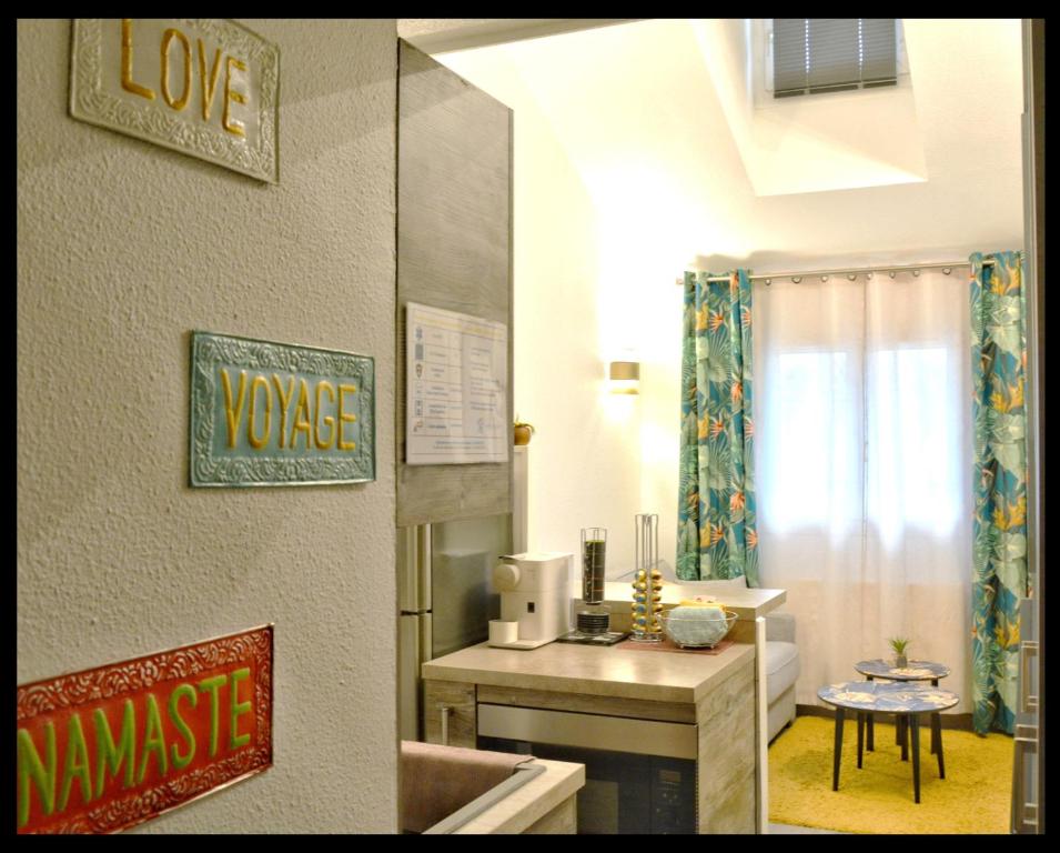 une chambre avec une salle de bain avec lavabo et une cuisine dans l'établissement 