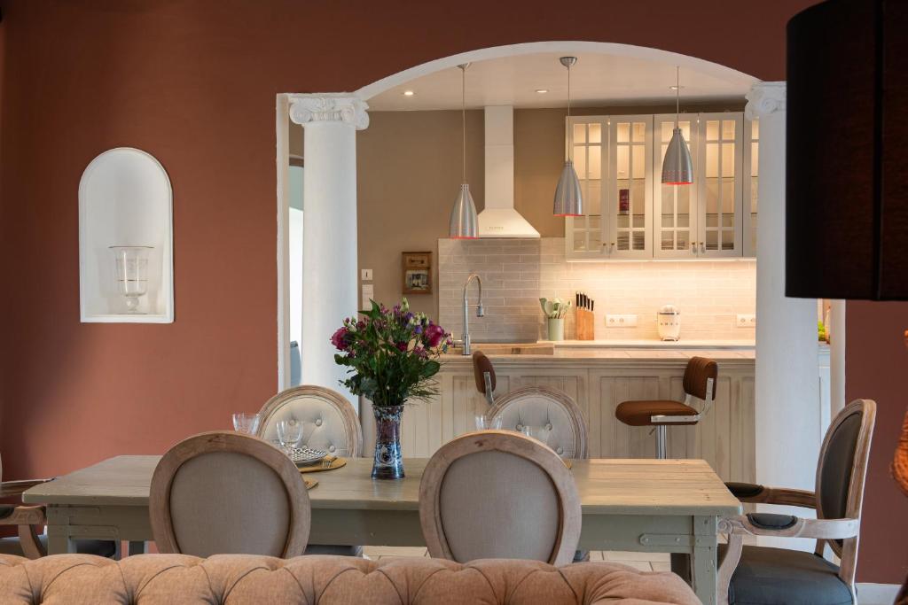 a dining room and kitchen with a table and chairs at La Forge Maison de 110m2 en Limousin in Coussac-Bonneval