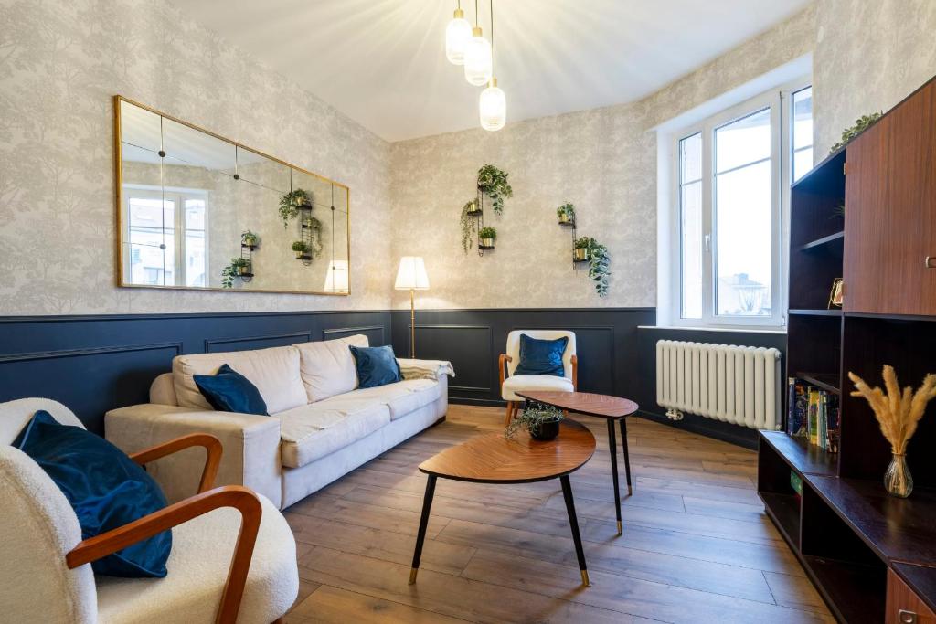 un salon avec un canapé et une table dans l'établissement Le Vintage, à Metz