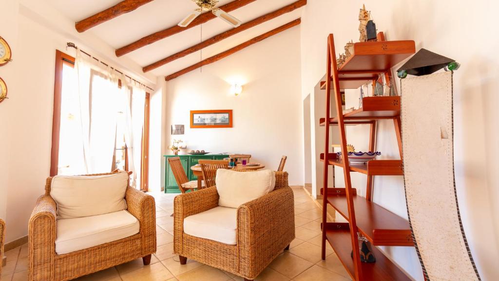 普佐伊杜S'imbucada Home - S'Anea Scoada的一间带椅子和梯子的客厅