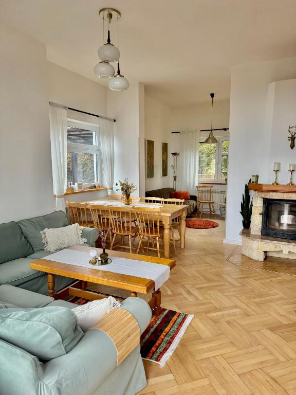 Posezení v ubytování Villa Beskidzka 100 - SAUNA & BALIA z Jacuzzi Widok na góry i jezioro żywieckie