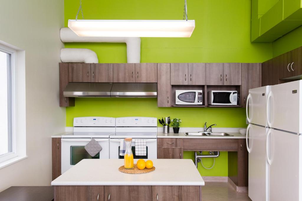Kuchyň nebo kuchyňský kout v ubytování UWinnipeg Downtown Hostel