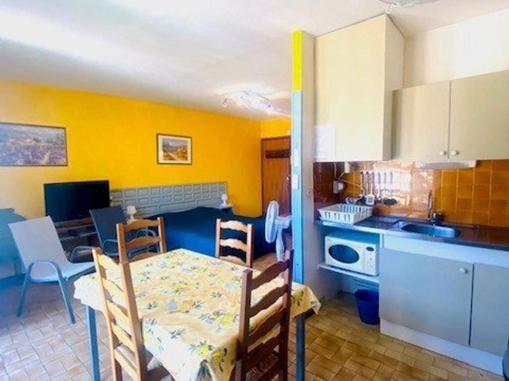 Kuchyňa alebo kuchynka v ubytovaní Studio climatisé à Amélie-les-Bains, 2 personnes, parking, proche des Thermes - FR-1-703-20