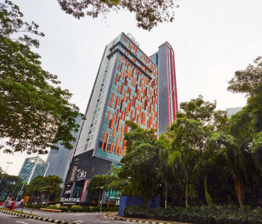 八打灵再也QQQ hotel type room Empire Damansara的前面有树木的高楼