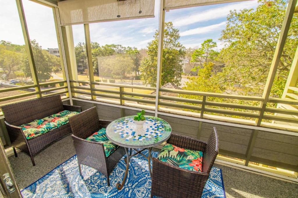 Balkón nebo terasa v ubytování The Loft at Ocean Creek Resort w Oceanfront Pool