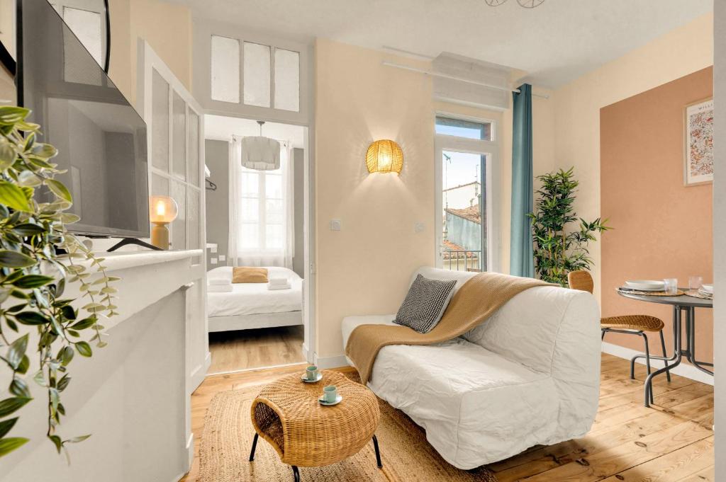 - un salon avec une chaise blanche et un lit dans l'établissement Tierra Andina - En centre-ville, à Toulouse