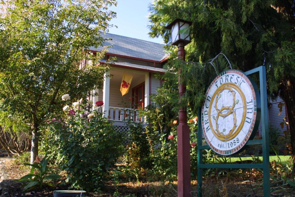 una casa con un reloj delante de ella en Arden Forest Inn, en Ashland