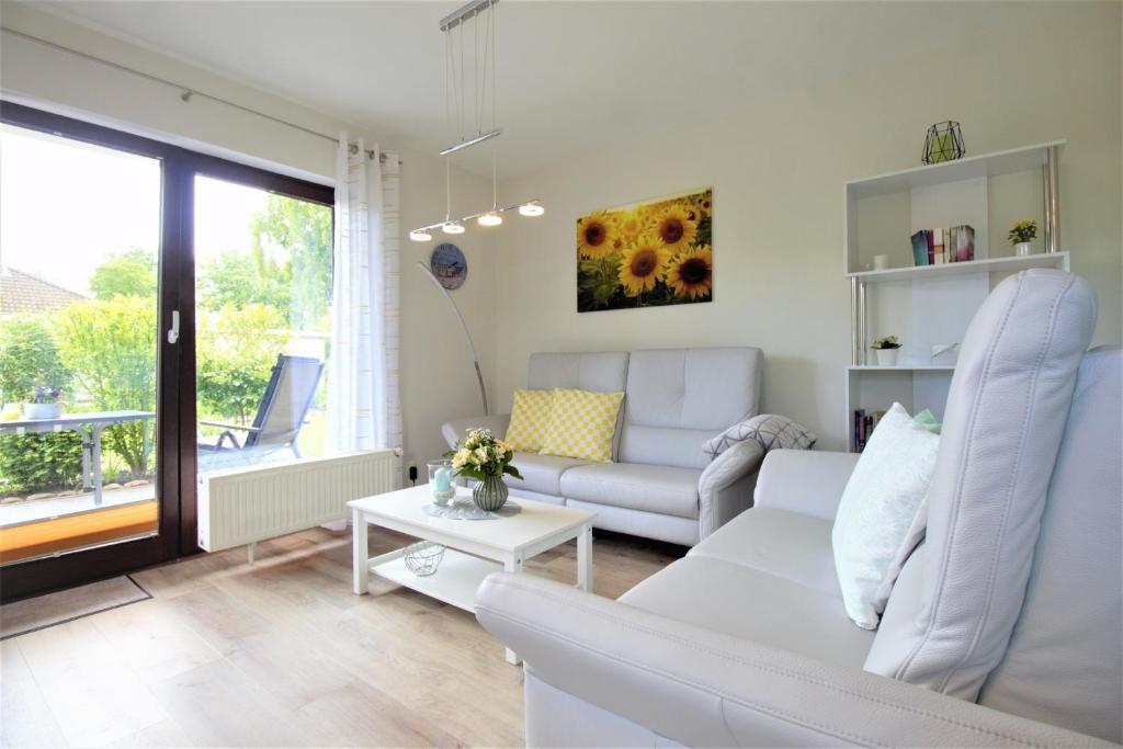 ein Wohnzimmer mit Sofa und Tisch in der Unterkunft Ferienwohnung Kube in Grömitz