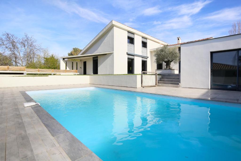una piscina davanti a una casa di Villa 200m2 à 15 min du centre ville de Toulouse a Balma