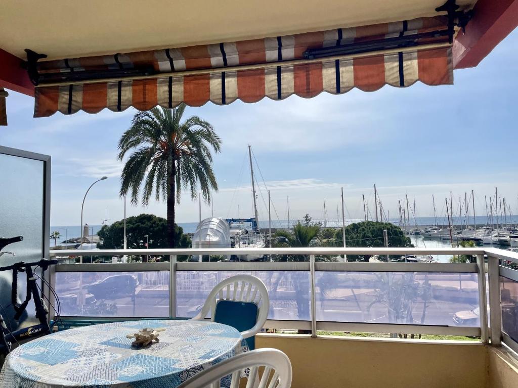 - une table sur un balcon avec vue sur le port de plaisance dans l'établissement Studio face port et mer, à Menton