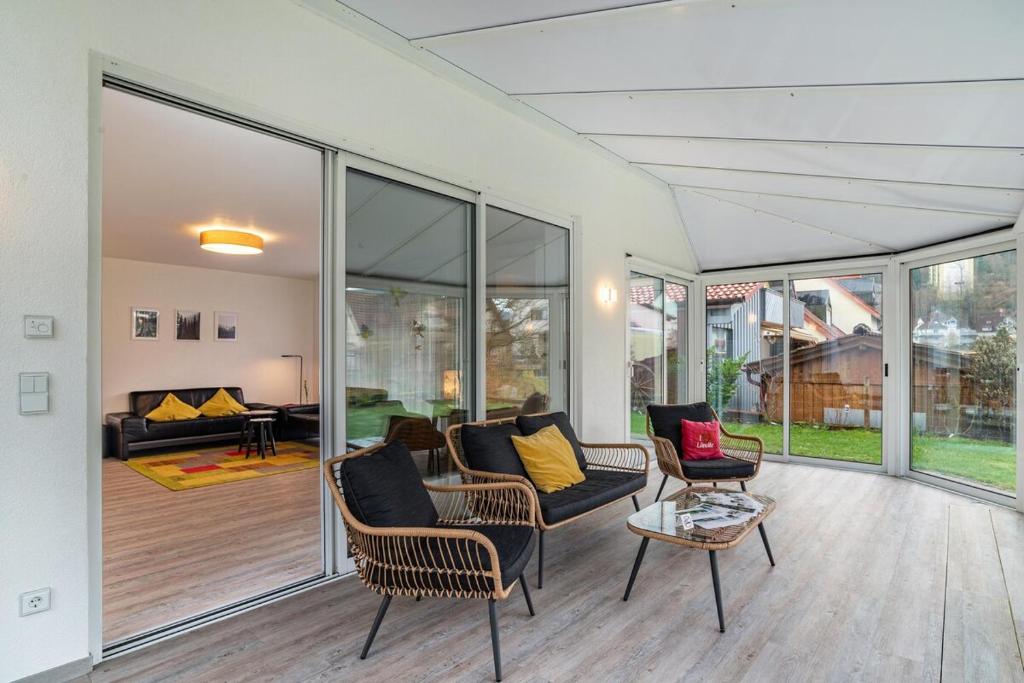 Χώρος καθιστικού στο Ferienwohnung am Enzufer mit Wintergarten Bad Wildbad im Schwarzwald