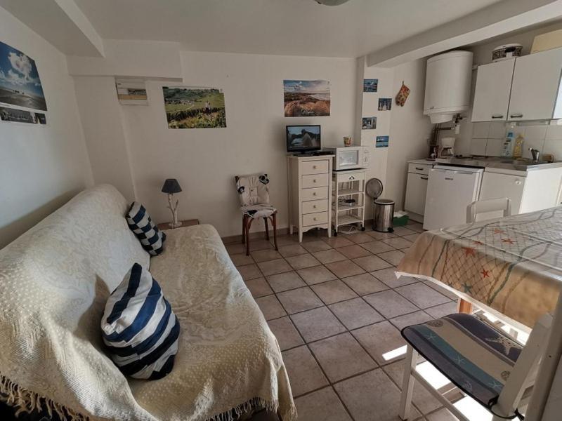 un salon avec un canapé et une cuisine dans l'établissement Studio au RDC d'une maison, à Quend-Plage
