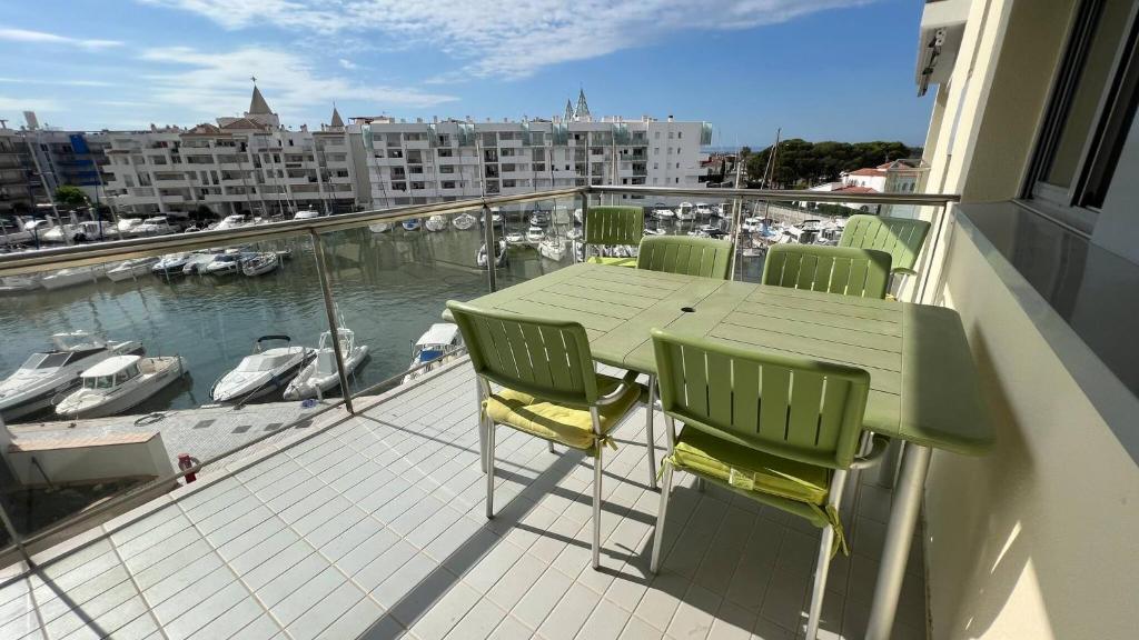 Precioso piso con vista al canal y piscina en roses AV-69