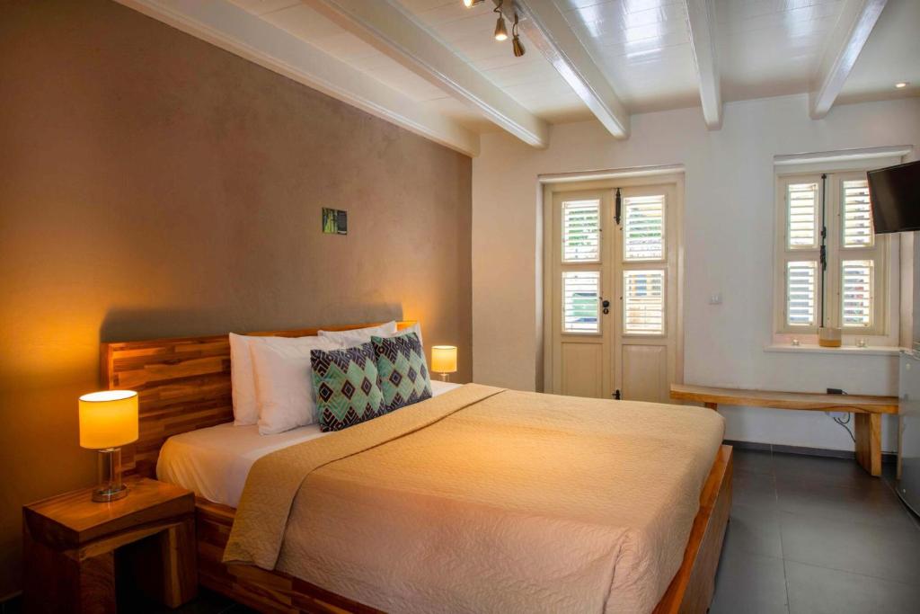 Uma cama ou camas num quarto em Pietermaai Boutique Hotel