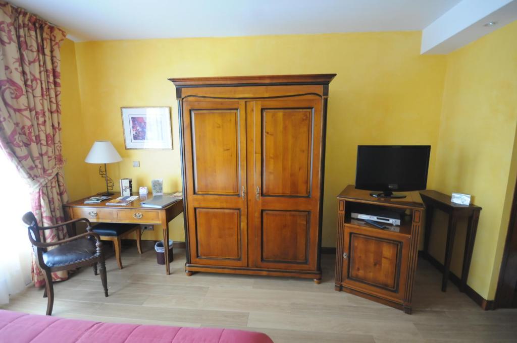 TV a/nebo společenská místnost v ubytování Hôtel du Domaine de La Grange de Condé