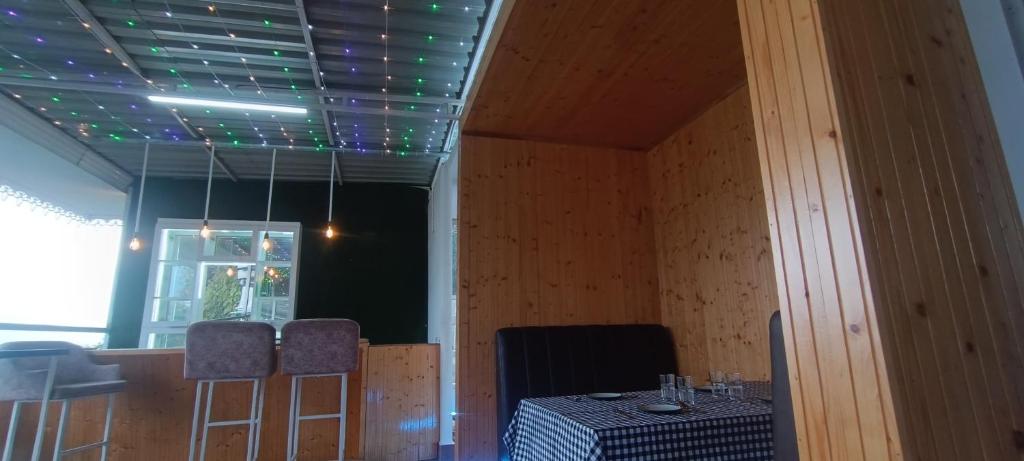 Televiisor ja/või meelelahutuskeskus majutusasutuses Cactus cafe & Surya Stay