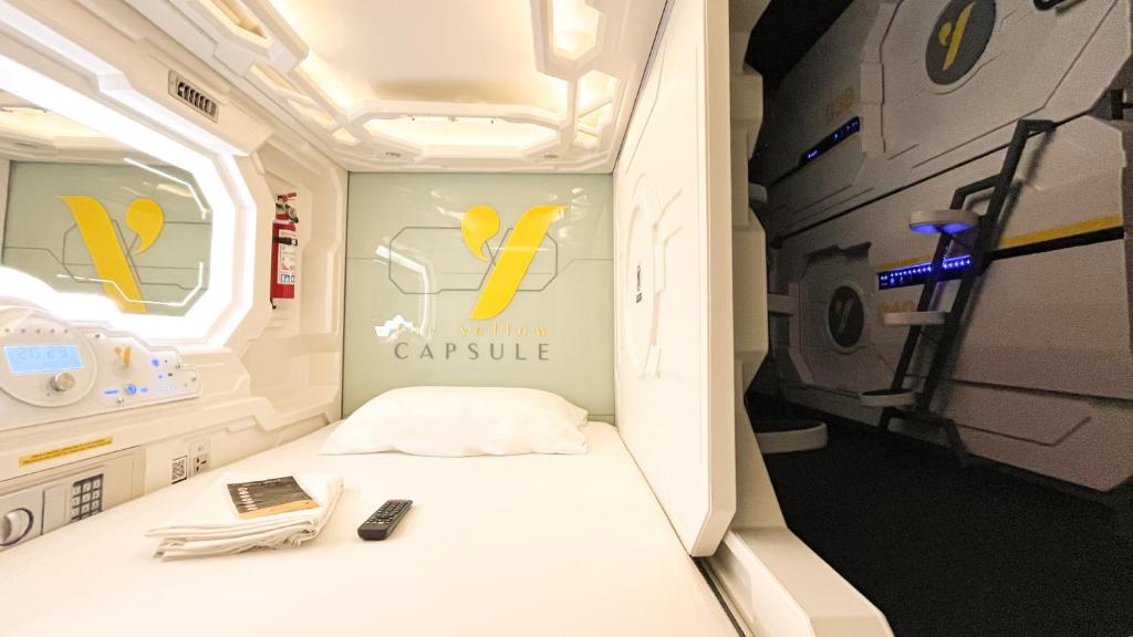 Postel nebo postele na pokoji v ubytování The Yellow Capsule Cancun Close to Airport